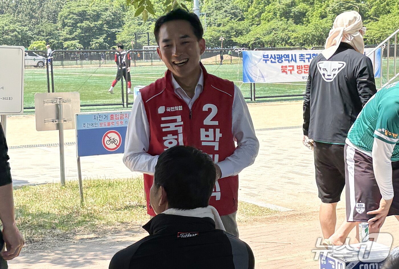 본문 이미지 - 박민식 국민의힘 부산 북구갑 국회의원 보궐선거 후보가 17일 부산 북구 화명생태공원에서 열린 북구축구협회장기 대회 현장에서 주민들과 인사하고 있다. 2026.05.17 ⓒ 뉴스1 홍윤 기자
