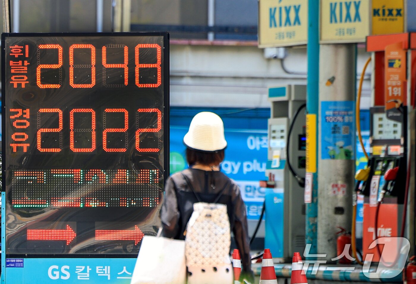 본문 이미지 - 국내 주유소 기름값이 7주 연속 상승한 17일 서울 시내의 한 주유소에 유가 정보가 표시돼 있다.  2026.5.17 ⓒ 뉴스1 이호윤 기자