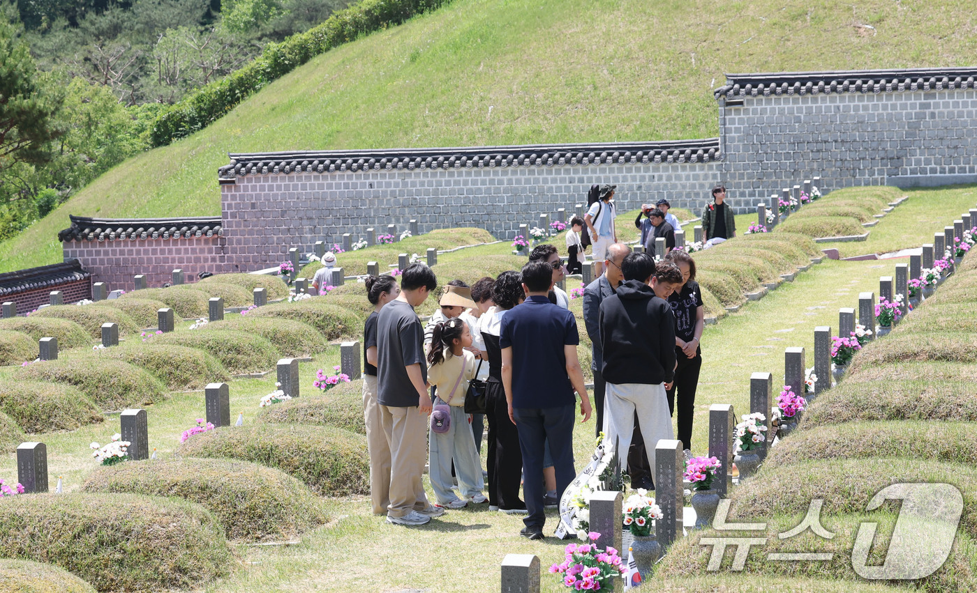 (광주=뉴스1) 박지현 기자 = 제 46주년 5·18민주화운동 기념일을 하루 앞둔 17일 광주 북구 운정동 국립 5·18민주묘지에서 시민들의 참배 발길이 이어지고 있다. 2026. …