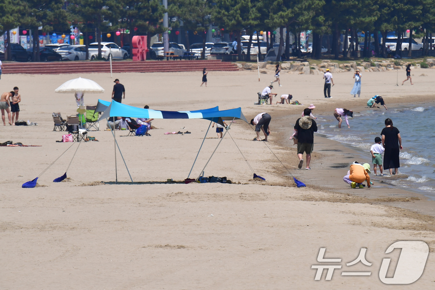 (포항=뉴스1) 최창호 기자 = 경북 포항시의 낮 최고기온이 27도까지 올라가며 초여름 날씨를 보인 17일 더위를 참지 못한 시민과 관광객들이 북구 영일대해수욕장에서 더위를 식히고 …