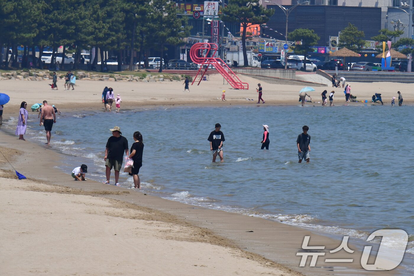 본문 이미지 - 경북 포항시의 낮 최고기온이 27도까지 올라가며 초여름 날씨를 보인 17일 더위를 참지 못한 시민과 관광객들이 북구 영일대해수욕장에서 물놀이를 하고 있다. 2026.5.17 ⓒ 뉴스1 최창호 기자