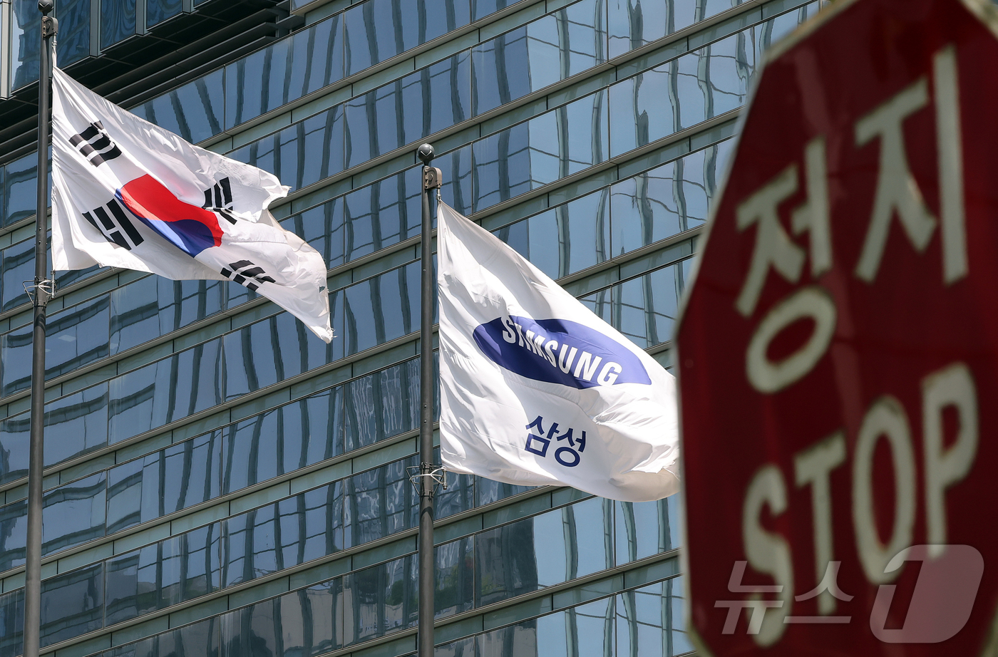 (서울=뉴스1) 김진환 기자 = 삼성전자 노사의 중앙노동위원회(중노위) 2차 사후조정 회의가 하루 앞으로 다가온 17일 김민석 국무총리는 대국민 담화를 통해 “교섭은 파업을 막을 …