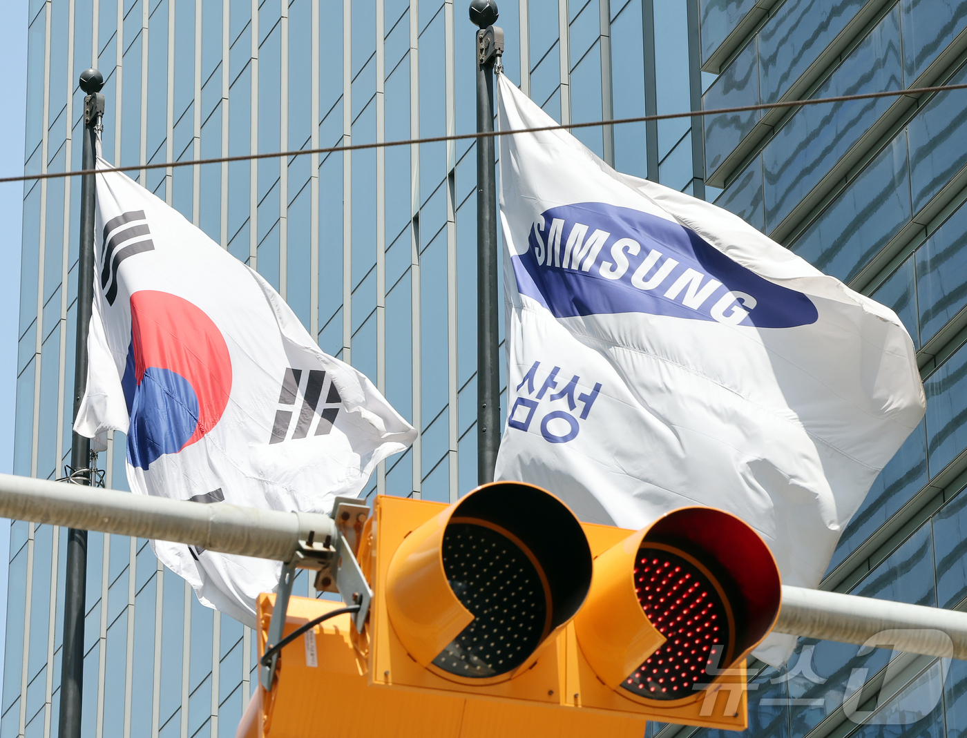 (서울=뉴스1) 김진환 기자 = 삼성전자 노사의 중앙노동위원회(중노위) 2차 사후조정 회의가 하루 앞으로 다가온 17일 김민석 국무총리는 대국민 담화를 통해 “교섭은 파업을 막을 …
