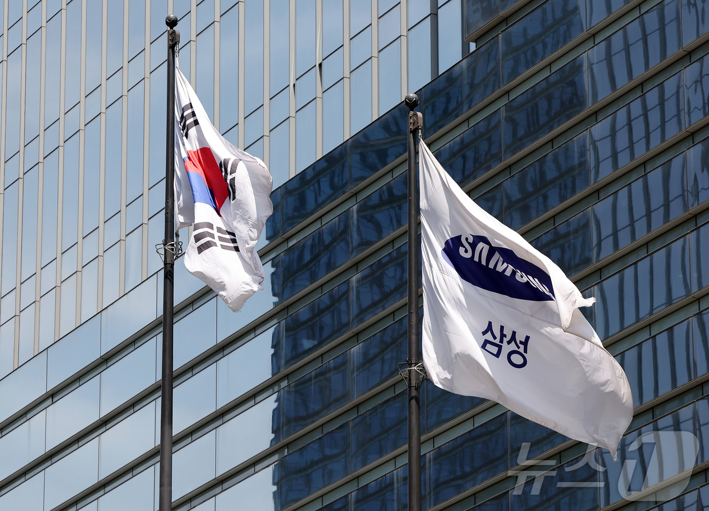 (서울=뉴스1) 김진환 기자 = 삼성전자 노사의 중앙노동위원회(중노위) 2차 사후조정 회의가 하루 앞으로 다가온 17일 김민석 국무총리는 대국민 담화를 통해 “교섭은 파업을 막을 …