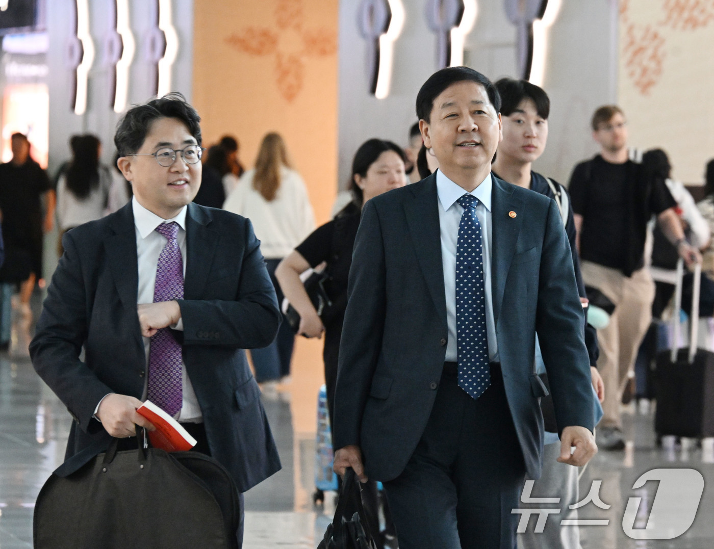 (서울=뉴스1) = 구윤철 부총리 겸 재정경제부 장관이 17일 런던 한국경제 투자설명회(IR) 및 주요 7개국(G7) 재무장관회의에 참석하기 위해 인천공항을 통해 출국하고 있다. …