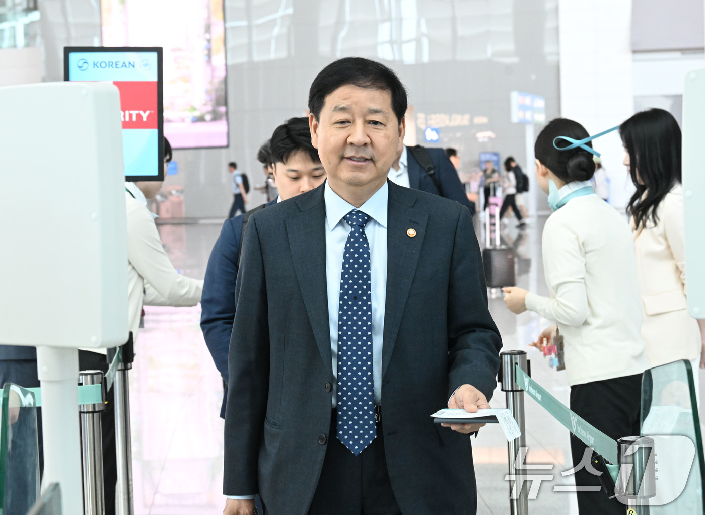 (서울=뉴스1) = 구윤철 부총리 겸 재정경제부 장관이 17일 런던 한국경제 투자설명회(IR) 및 주요 7개국(G7) 재무장관회의에 참석하기 위해 인천공항을 통해 출국하고 있다. …