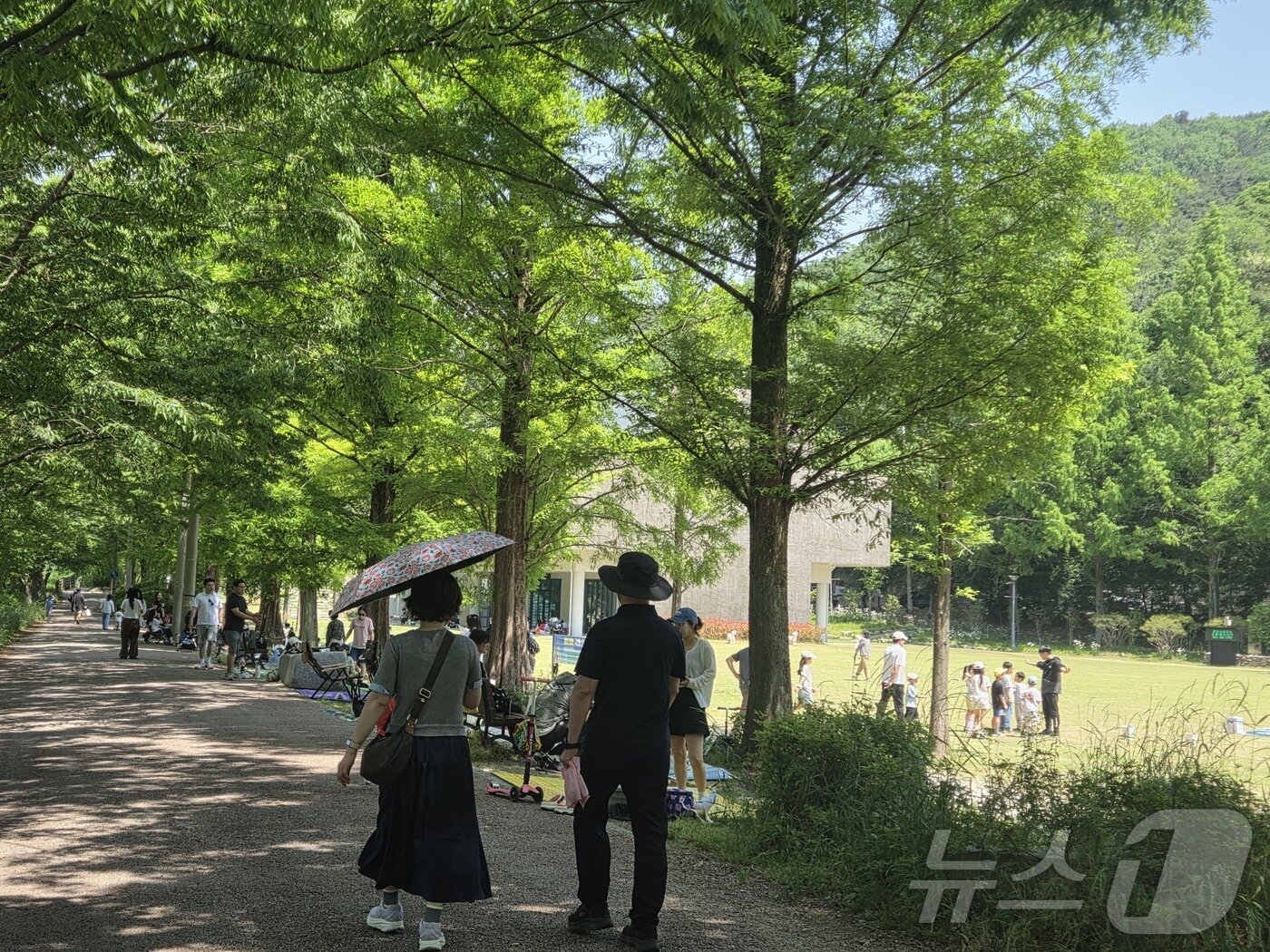 본문 이미지 - 초여름 날씨가 이어진 17일 오전 11시께 전북 전주시 완산구 대성동의 치명자산성지평화의전당에서 나들이객이 피크닉을 즐기고 있다. 2026.5.17 ⓒ 뉴스1 장수인 기자