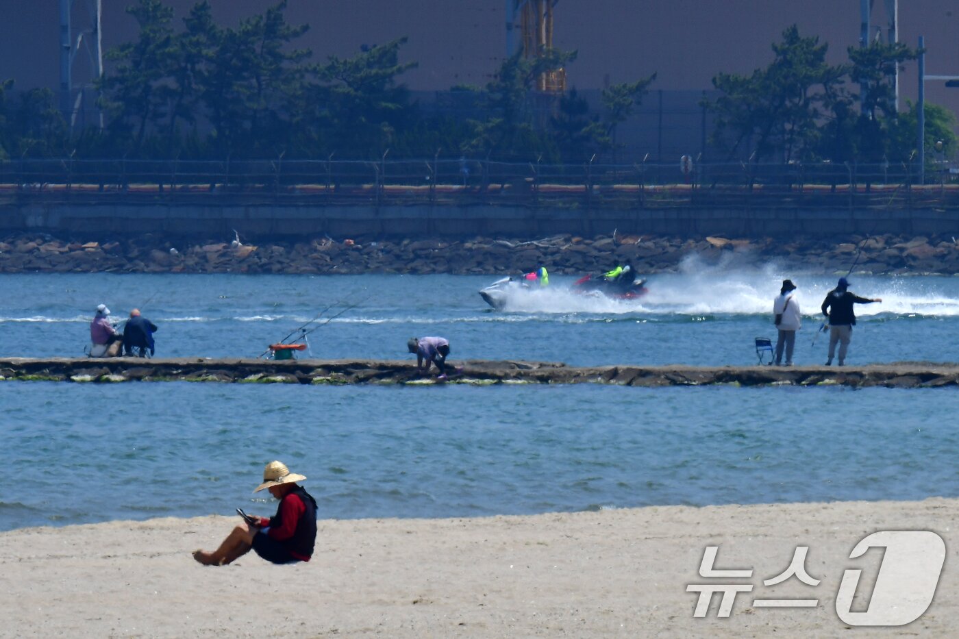 본문 이미지 - 17일 오후 경북 포항시 송도해수욕장에서 수상오토바이들이 전속력으로 질주하고 있다. ⓒ 뉴스1 최창호 기자