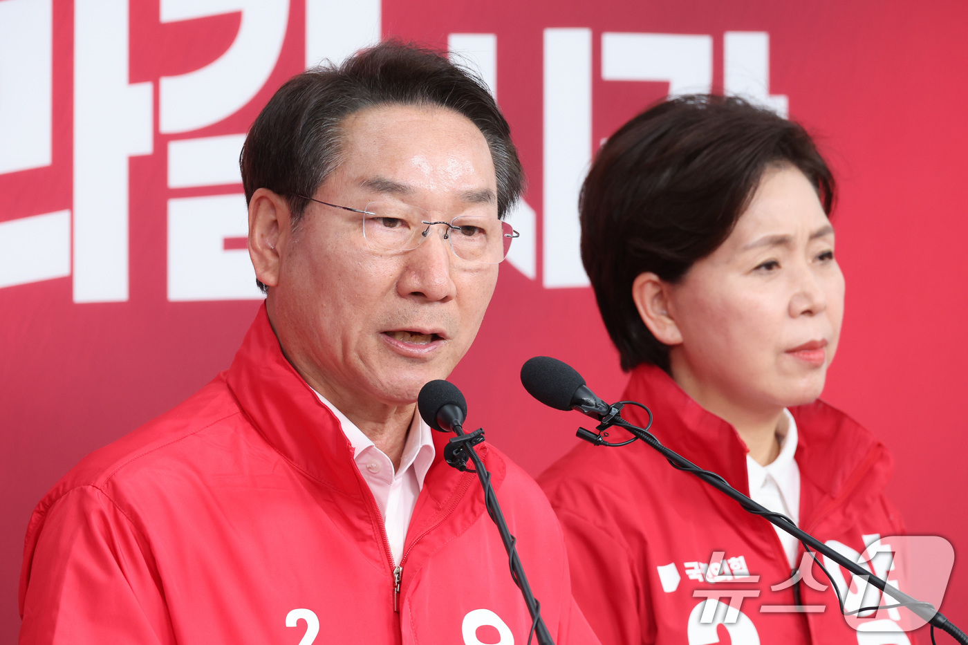 (서울=뉴스1) 신웅수 기자 = 유정복 국민의힘 인천시장 후보와 양향자 국민의힘 경기도지사 후보가 17일 서울 여의도 국민의힘 당사에서 추미애 더불어민주당 경기도지사 후보의 대장동 …