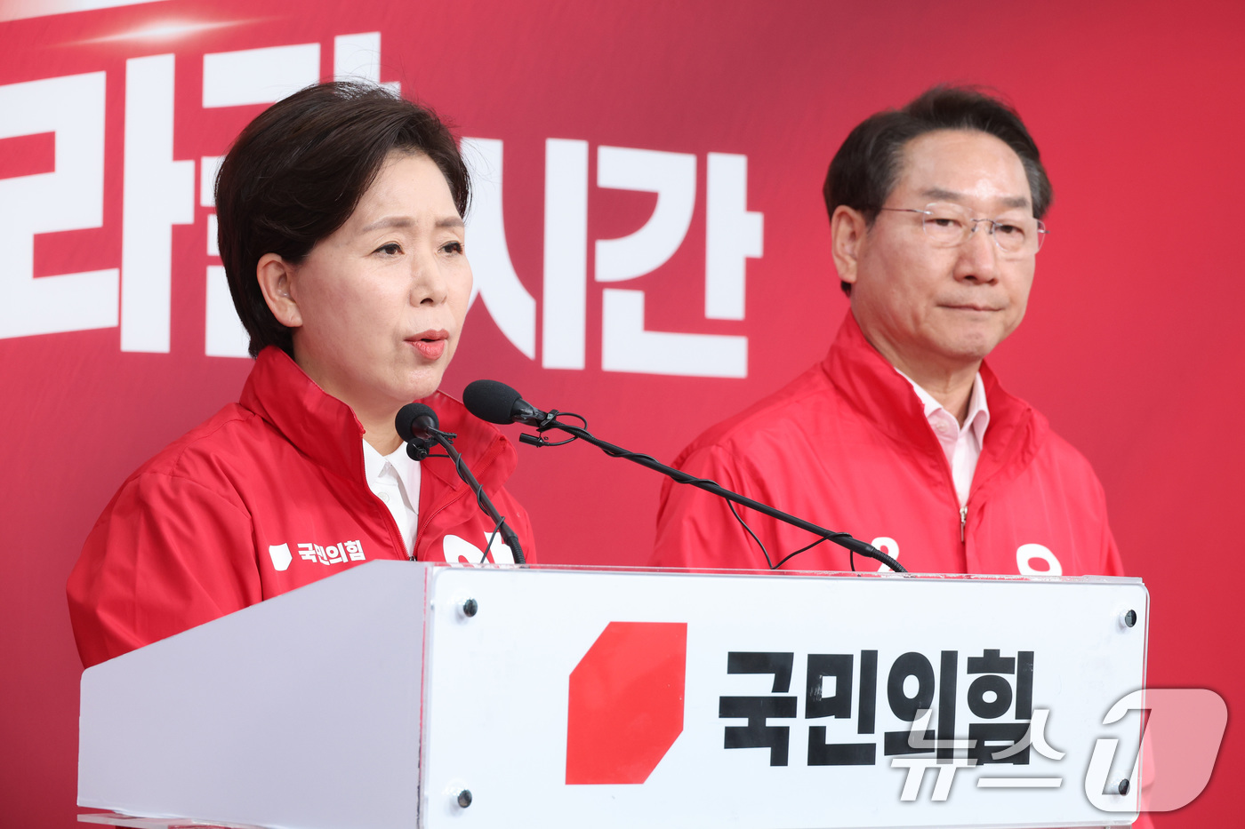 (서울=뉴스1) 신웅수 기자 = 양향자 국민의힘 경기도지사 후보와 유정복 인천시장 후보가 17일 서울 여의도 국민의힘 당사에서 추미애 더불어민주당 경기도지사 후보의 대장동 사건 옹 …