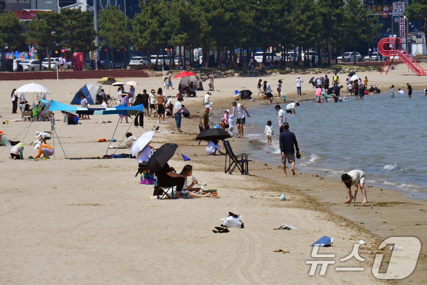 (포항=뉴스1) 최창호 기자 = 경북 포항시의 낮 최고기온이 27도까지 올라가며 초여름 날씨를 보인 17일 더위를 참지 못한 시민과 관광객들이 북구 영일대해수욕장에서 더위를 식히고 …