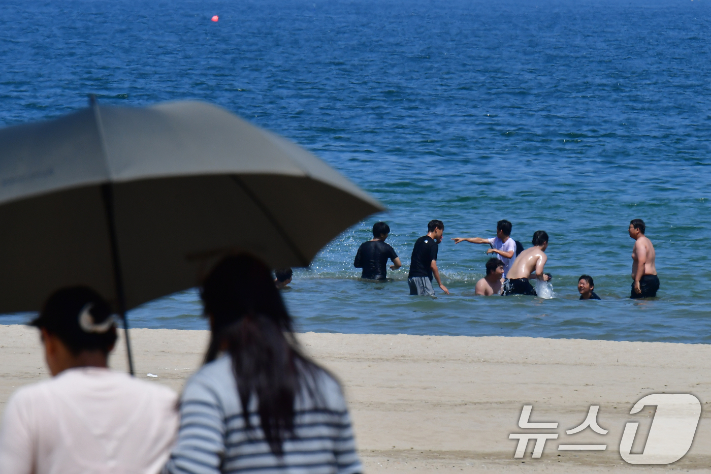 (포항=뉴스1) 최창호 기자 = 경북 포항시의 낮 최고기온이 27도까지 올라가며 초여름 날씨를 보인 17일 더위를 참지 못한 시민과 관광객들이 북구 영일대해수욕장에서 더위를 식히고 …
