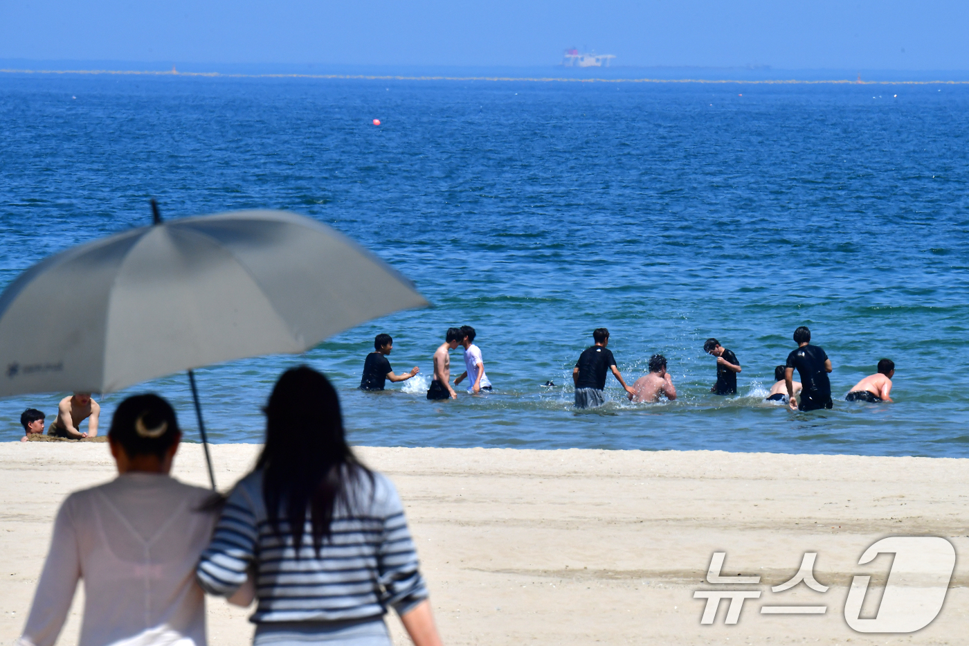 (포항=뉴스1) 최창호 기자 = 경북 포항시의 낮 최고기온이 27도까지 올라가며 초여름 날씨를 보인 17일 더위를 참지 못한 시민과 관광객들이 북구 영일대해수욕장에서 더위를 식히고 …