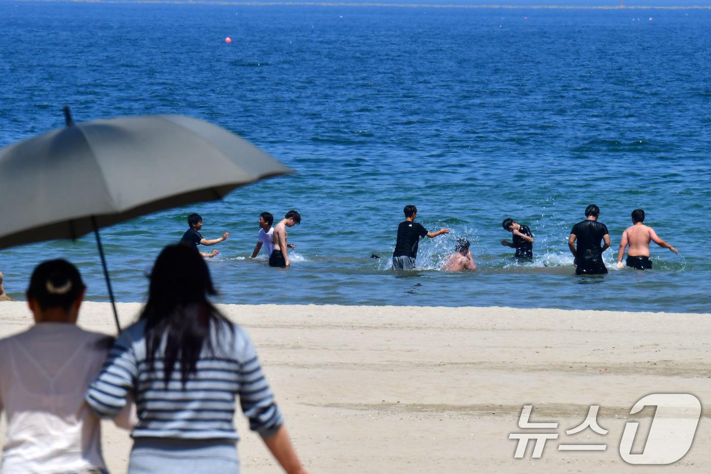 (포항=뉴스1) 최창호 기자 = 경북 포항시의 낮 최고기온이 27도까지 올라가며 초여름 날씨를 보인 17일 더위를 참지 못한 시민과 관광객들이 북구 영일대해수욕장에서 더위를 식히고 …