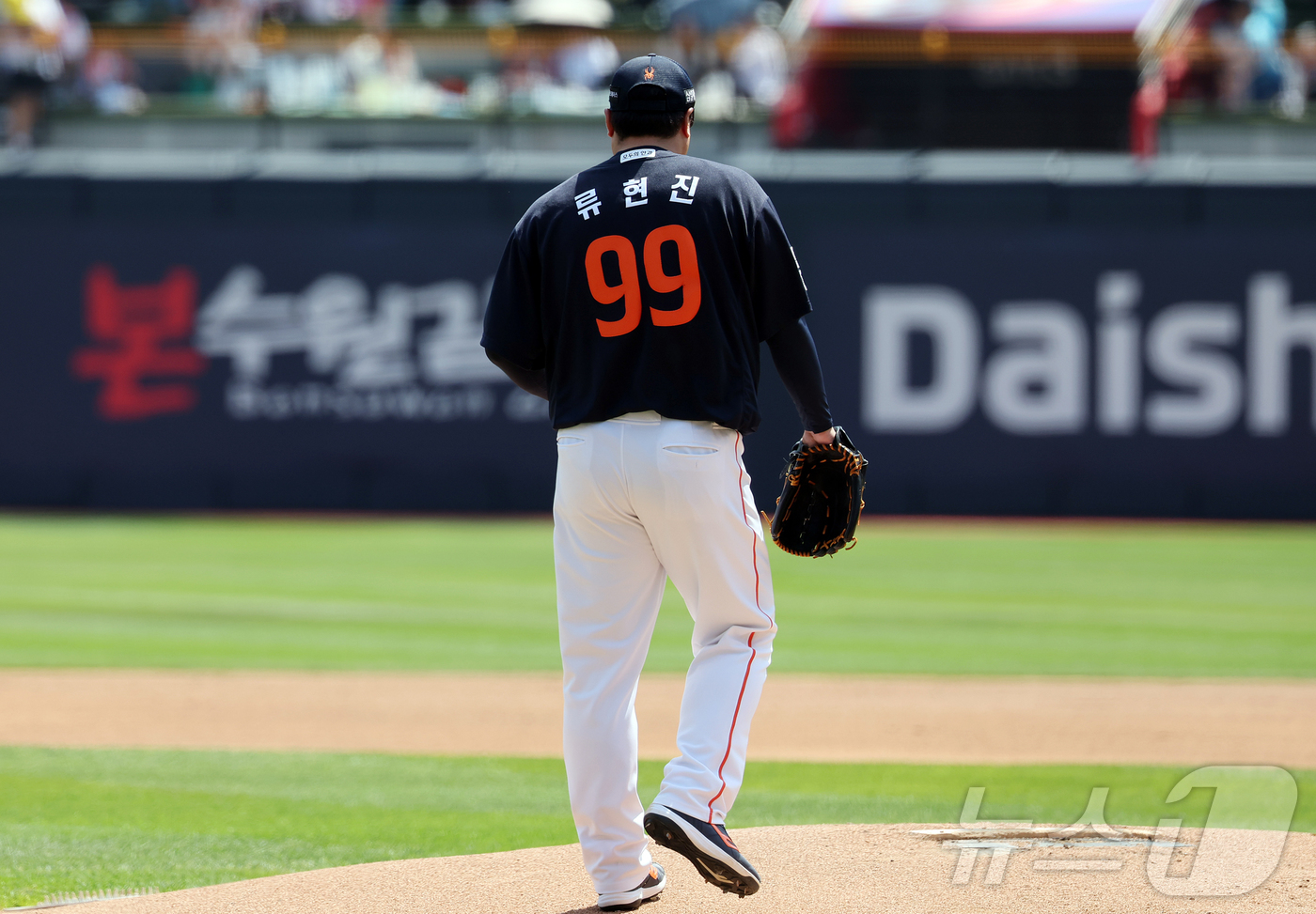 (수원=뉴스1) 김진환 기자 = 17일 오후 경기 수원시 장안구 KT위즈파크에서 열린 '2026 신한은행 SOL KBO리그' 한화 이글스와 KT 위즈의 경기, 한화 선발 류현진이 …