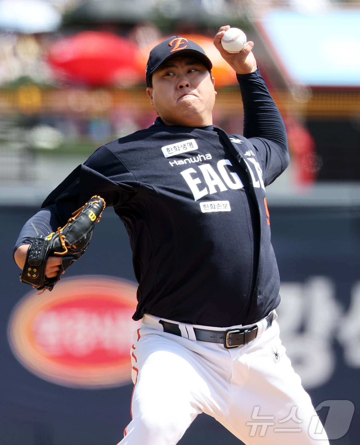 (수원=뉴스1) 김진환 기자 = 17일 오후 경기 수원시 장안구 KT위즈파크에서 열린 '2026 신한은행 SOL KBO리그' 한화 이글스와 KT 위즈의 경기, 한화 선발 류현진이 …