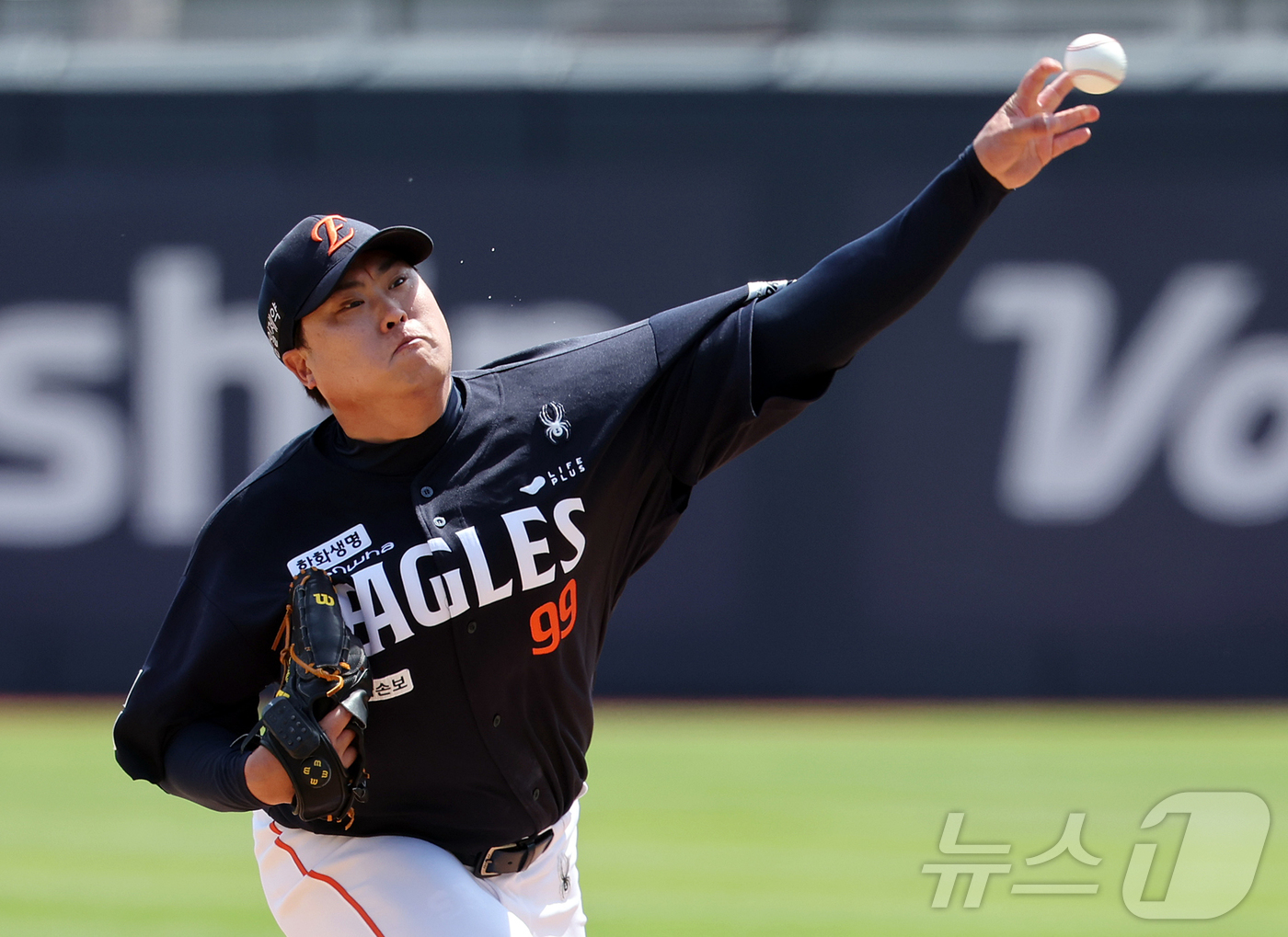 (수원=뉴스1) 김진환 기자 = 17일 오후 경기 수원시 장안구 KT위즈파크에서 열린 '2026 신한은행 SOL KBO리그' 한화 이글스와 KT 위즈의 경기, 한화 선발 류현진이 …