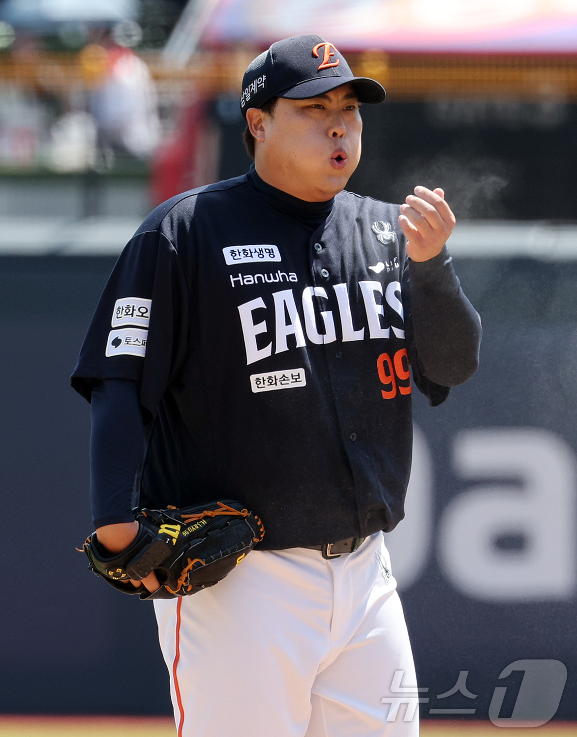 (수원=뉴스1) 김진환 기자 = 17일 오후 경기 수원시 장안구 KT위즈파크에서 열린 '2026 신한은행 SOL KBO리그' 한화 이글스와 KT 위즈의 경기, 한화 선발 류현진이 …