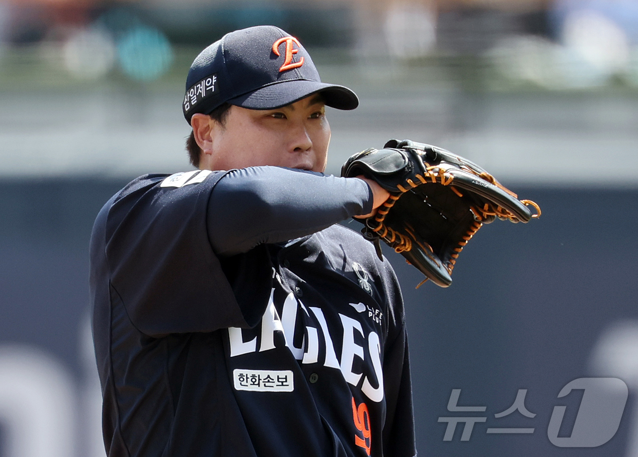 (수원=뉴스1) 김진환 기자 = 17일 오후 경기 수원시 장안구 KT위즈파크에서 열린 '2026 신한은행 SOL KBO리그' 한화 이글스와 KT 위즈의 경기, 한화 선발 류현진이 …