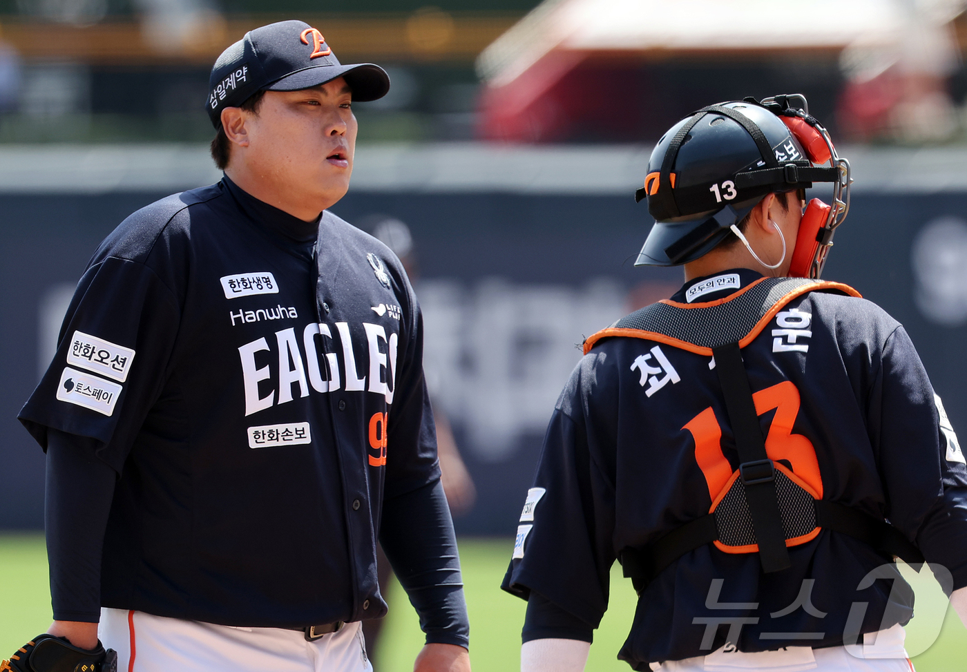 (수원=뉴스1) 김진환 기자 = 17일 오후 경기 수원시 장안구 KT위즈파크에서 열린 '2026 신한은행 SOL KBO리그' 한화 이글스와 KT 위즈의 경기, 한화 선발 류현진이 …