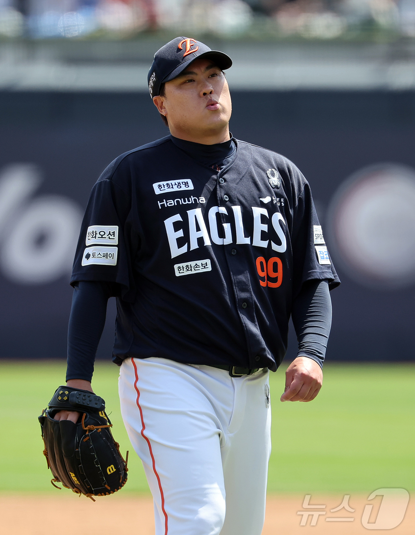 (수원=뉴스1) 김진환 기자 = 17일 오후 경기 수원시 장안구 KT위즈파크에서 열린 '2026 신한은행 SOL KBO리그' 한화 이글스와 KT 위즈의 경기, 한화 선발 류현진이 …