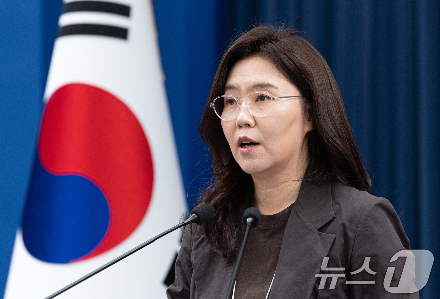 (서울=뉴스1) 이재명 기자 = 강유정 수석대변인이 17일 청와대 춘추관에서 국정목표 관련 브리핑을 하고 있다. 2026.5.17/뉴스1