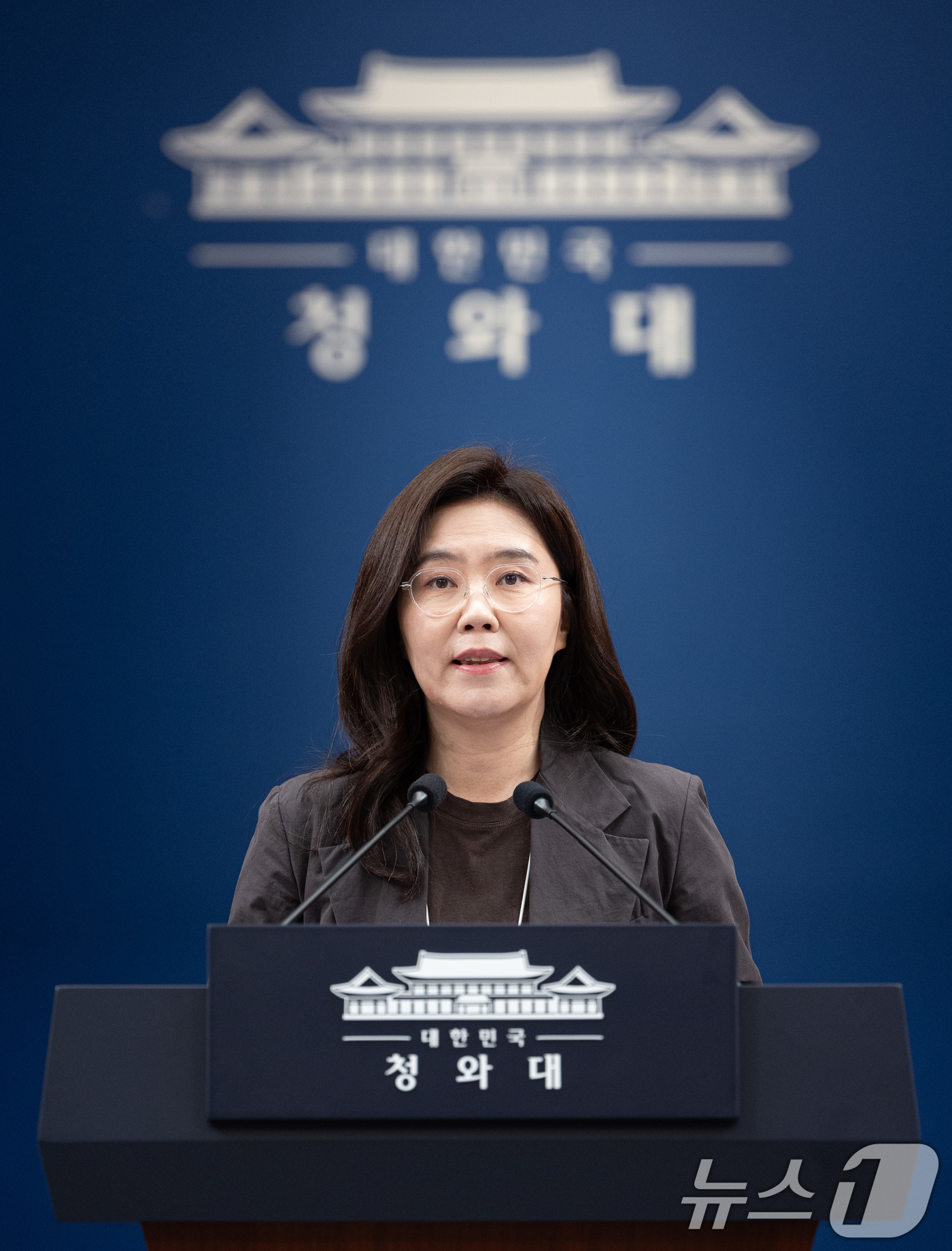 (서울=뉴스1) 이재명 기자 = 강유정 수석대변인이 17일 청와대 춘추관에서 국정목표 관련 브리핑을 하고 있다. 2026.5.17/뉴스1