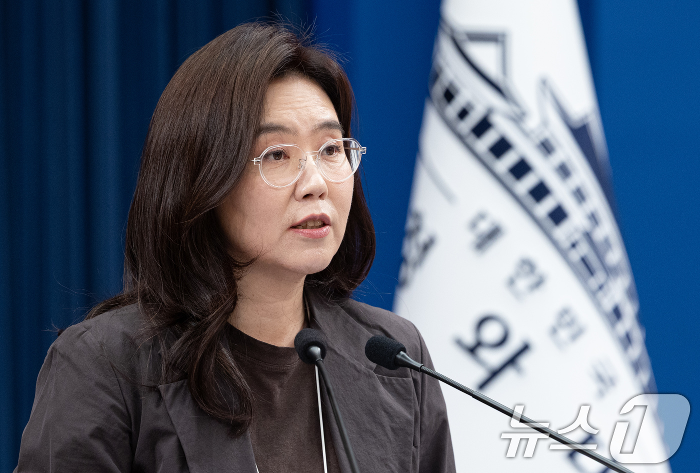 (서울=뉴스1) 이재명 기자 = 강유정 수석대변인이 17일 청와대 춘추관에서 국정목표 관련 브리핑을 하고 있다. 2026.5.17/뉴스1