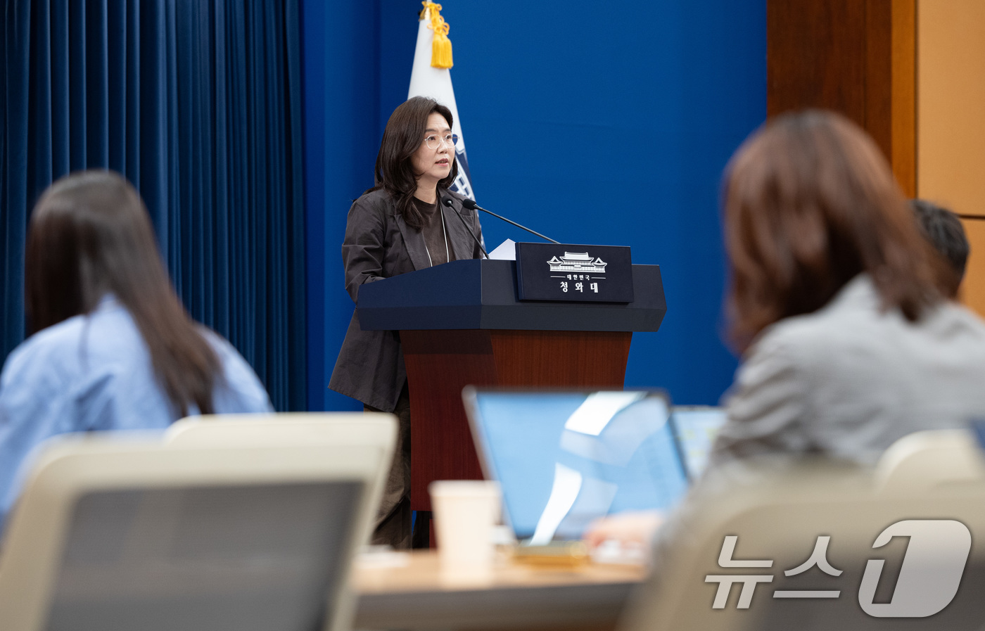 (서울=뉴스1) 이재명 기자 = 강유정 수석대변인이 17일 청와대 춘추관에서 국정목표 관련 브리핑을 하고 있다. 2026.5.17/뉴스1