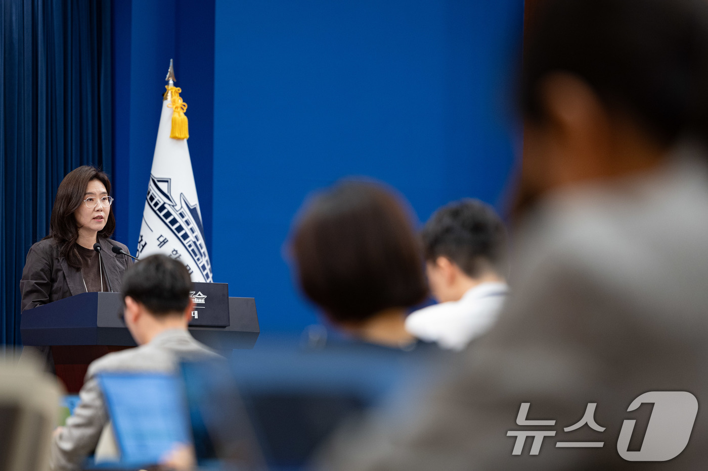 (서울=뉴스1) 이재명 기자 = 강유정 수석대변인이 17일 청와대 춘추관에서 국정목표 관련 브리핑을 하고 있다. 2026.5.17/뉴스1