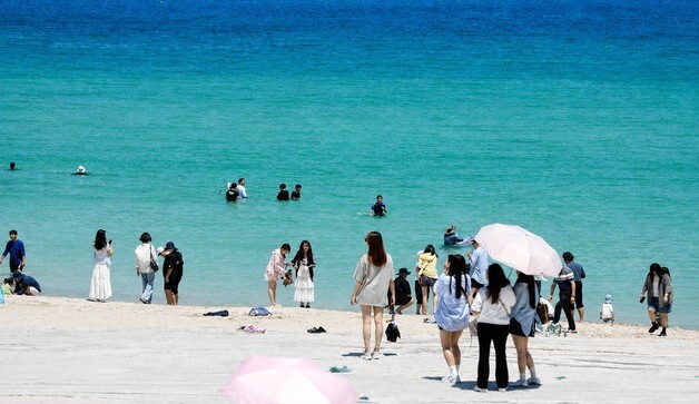 '낮 최고 26도' 맑고 화창한 제주…해변·숲길마다 '북적북적'