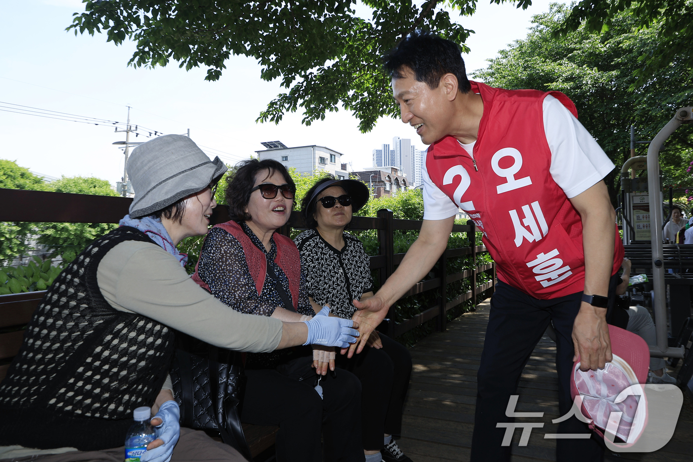 (서울=뉴스1) 박정호 기자 = 오세훈 국민의힘 서울시장 후보가 17일 오후 서울시 중랑구 묵동 중랑천 중화수경공원 일대에서 열린 중랑 서울장미축제를 방문해 시민들과 인사하고 있다 …