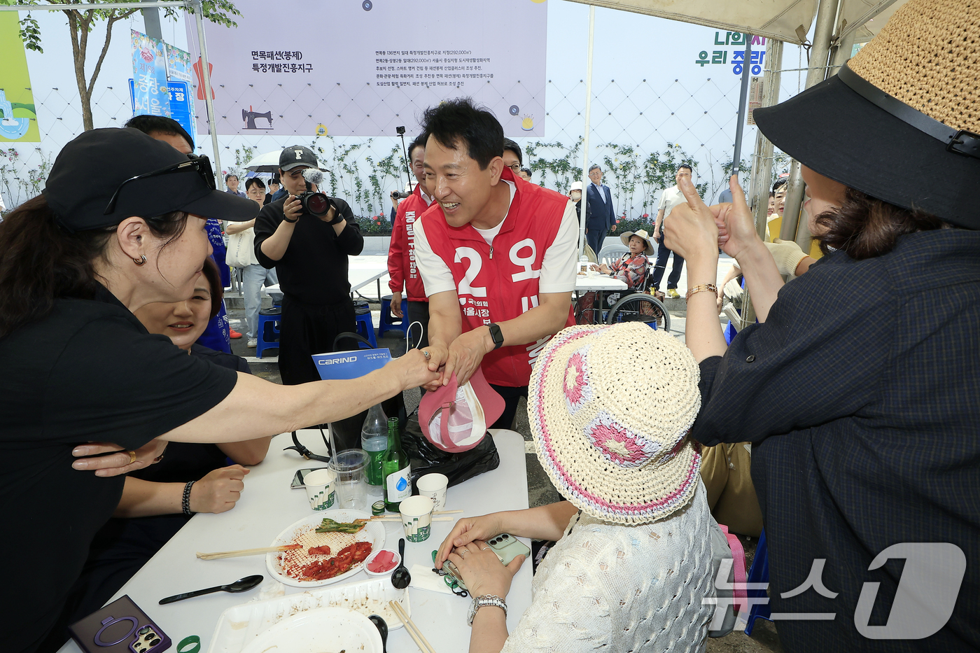 (서울=뉴스1) 박정호 기자 = 오세훈 국민의힘 서울시장 후보가 17일 오후 서울시 중랑구 묵동 중랑천 중화수경공원 일대에서 열린 중랑 서울장미축제를 방문해 황종석 중랑구청장 후보 …