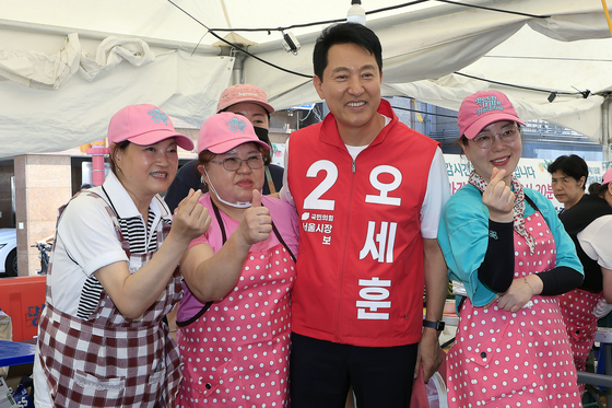상인들과 기념 촬영하는 오세훈 후보