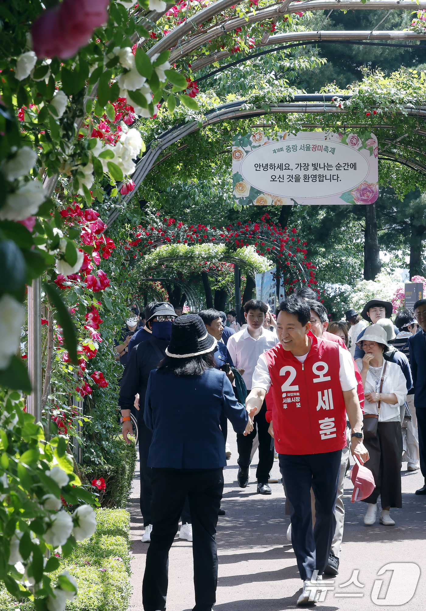 (서울=뉴스1) 박정호 기자 = 오세훈 국민의힘 서울시장 후보가 17일 오후 서울시 중랑구 묵동 중랑천 중화수경공원 일대에서 열린 중랑 서울장미축제를 방문해 시민들과 인사를 나누고 …