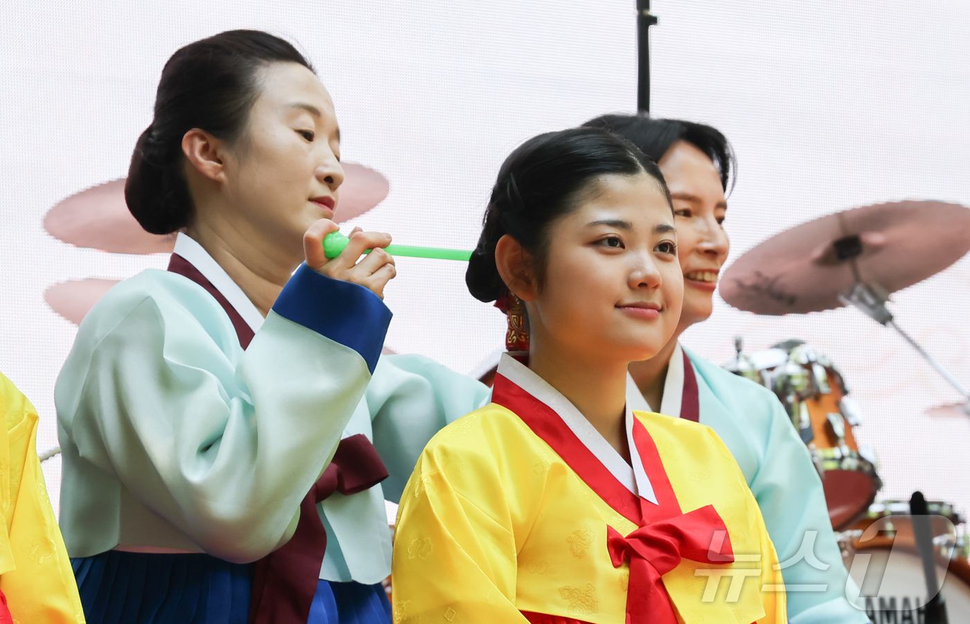 (서울=뉴스1) 이종수 인턴기자 = 17일 서울 중구 덕수궁 돌담길에서 열린 ‘2026 성년의날 기념행사’에서 한 참가자가 전통 성년례 재현 행사에 참여하고 있다. 2026.5.1 …