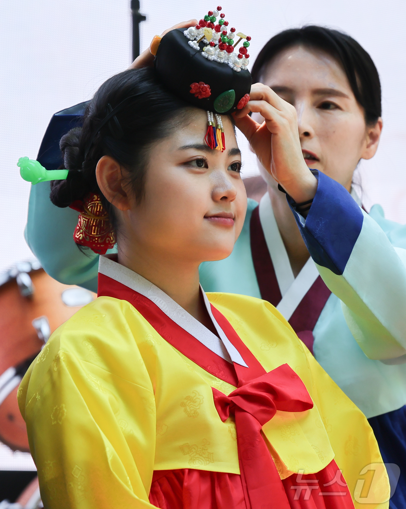 (서울=뉴스1) 이종수 인턴기자 = 17일 서울 중구 덕수궁 돌담길에서 열린 ‘2026 성년의날 기념행사’에서 한 참가자가 전통 성년례 재현 행사에 참여하고 있다. 2026.5.1 …