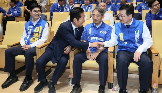 정청래, '뒤숭숭' 전북 찾아 이원택 지원…안호영에 화해 손길
