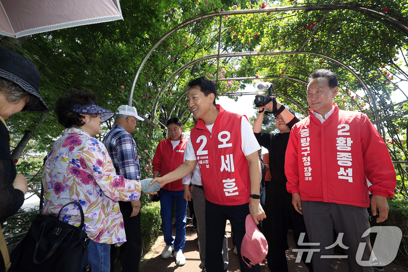 (서울=뉴스1) 박정호 기자 = 오세훈 국민의힘 서울시장 후보가 17일 오후 서울시 중랑구 묵동 중랑천 중화수경공원 일대에서 열린 중랑 서울장미축제를 방문해 황종석 중랑구청장 후보 …