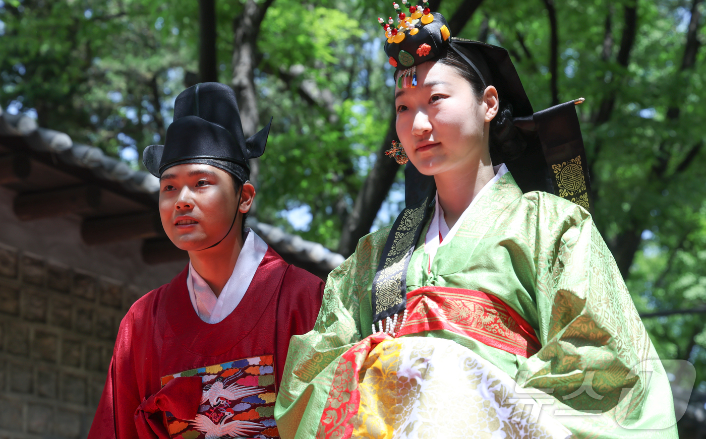 (서울=뉴스1) 이종수 인턴기자 = 17일 서울 중구 덕수궁 돌담길에서 열린 ‘2026 성년의날 기념행사’에서 통과의례 복식을 입은 참가자들이 패션쇼를 하고 있다. 2026.5.1 …