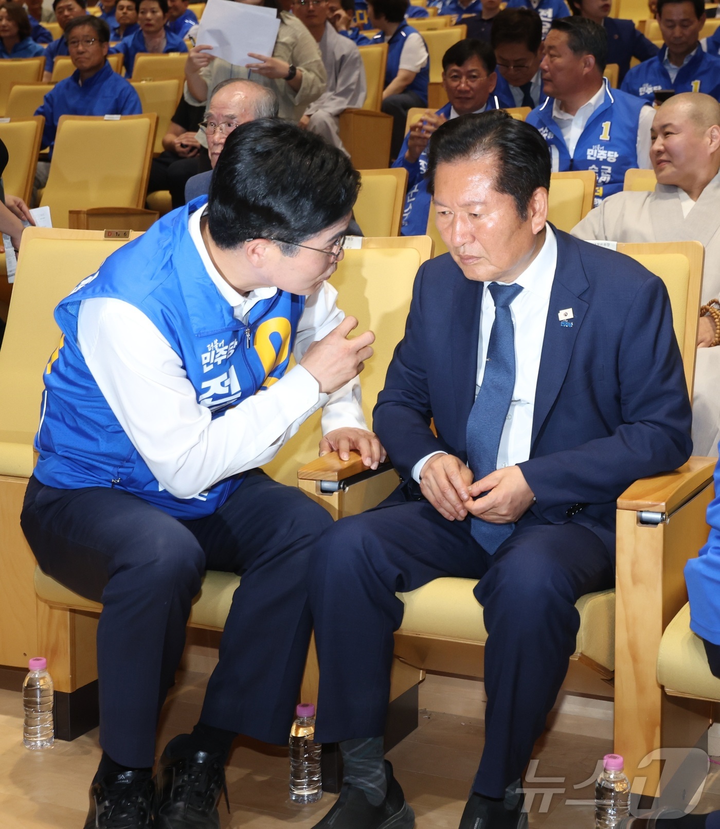 (전주=뉴스1) 유경석 기자 = 정청래 더불어민주당 대표가 17일 전북 전주시 전주대학교 JJ아트홀에서 열린 더불어민주당 전북특별자치도당 선거대책위원회 발대식에 참석해 이원택 민주 …