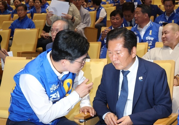 이원택 후보와 대화 나누는 정청래 대표