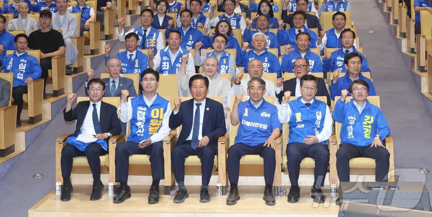 본문 이미지 - 정청래 더불어민주당 대표가 17일 전북 전주시 전주대학교 JJ아트홀에서 열린 더불어민주당 전북특별자치도당 선거대책위원회 발대식에 참석해 기념촬영을 하고 있다. 2026.5.17 ⓒ 뉴스1 유경석 기자