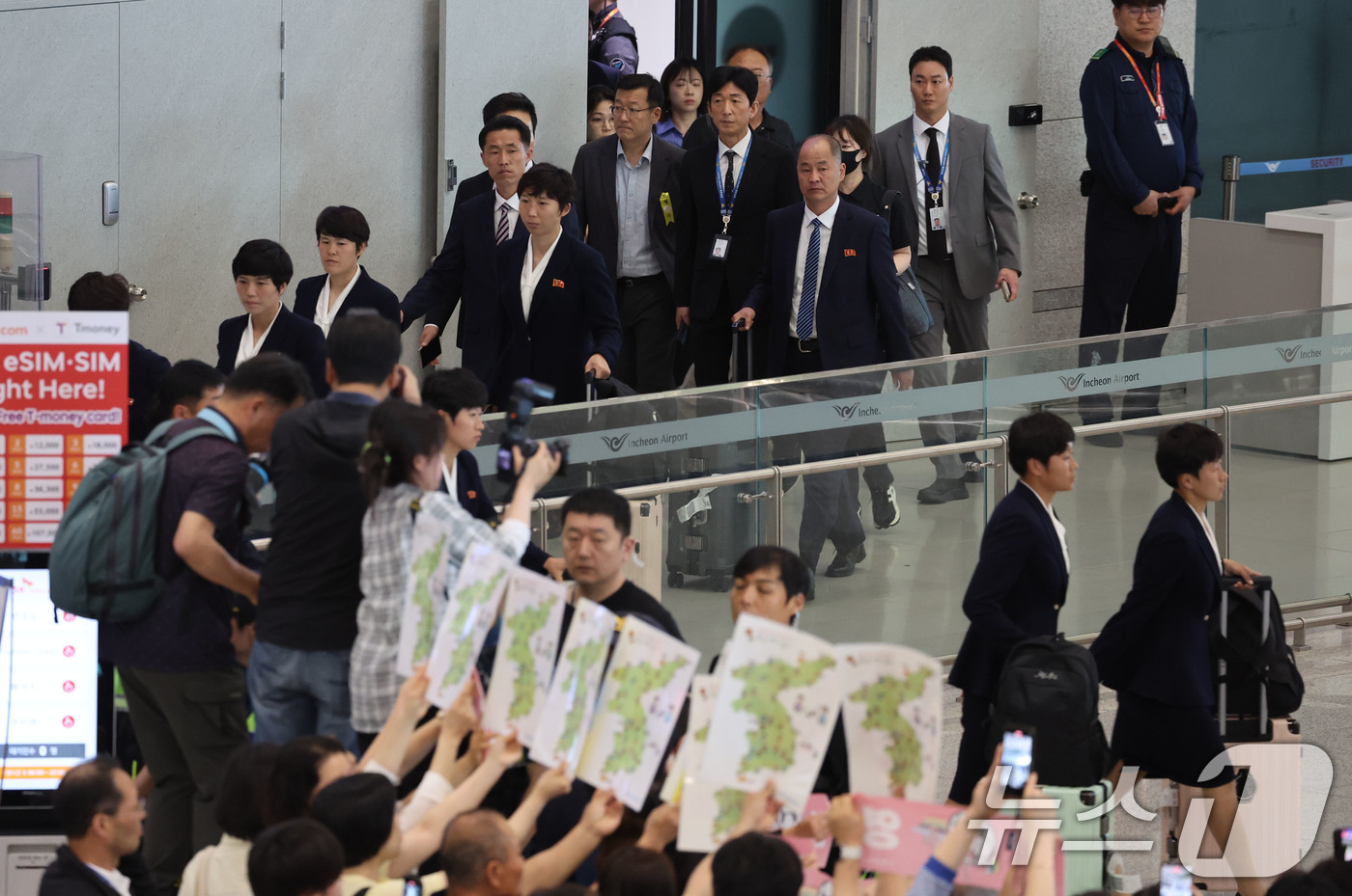 (인천공항 =뉴스1) 임세영 기자 = 아시아축구연맹(AFC) 여자챔피언스리그 준결승전에 출전하는 북한 여자축구팀 ‘내고향여자축구단’이 17일 오후 인천국제공항 제1여객터미널로 입국 …