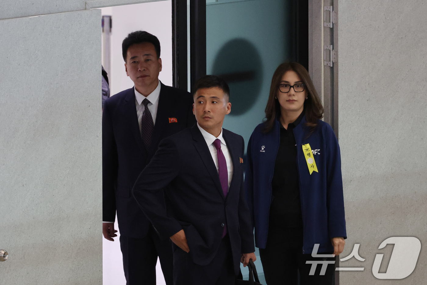 (인천공항 =뉴스1) 임세영 기자 = 아시아축구연맹(AFC) 여자챔피언스리그 준결승전에 출전하는 북한 여자축구팀 ‘내고향여자축구단’이 17일 오후 인천국제공항 제1여객터미널로 입국 …