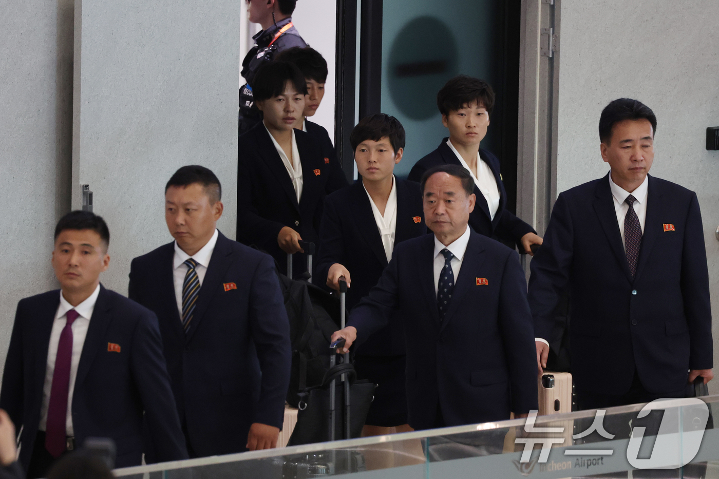 (인천공항 =뉴스1) 임세영 기자 = 아시아축구연맹(AFC) 여자챔피언스리그 준결승전에 출전하는 북한 여자축구팀 ‘내고향여자축구단’이 17일 오후 인천국제공항 제1여객터미널로 입국 …
