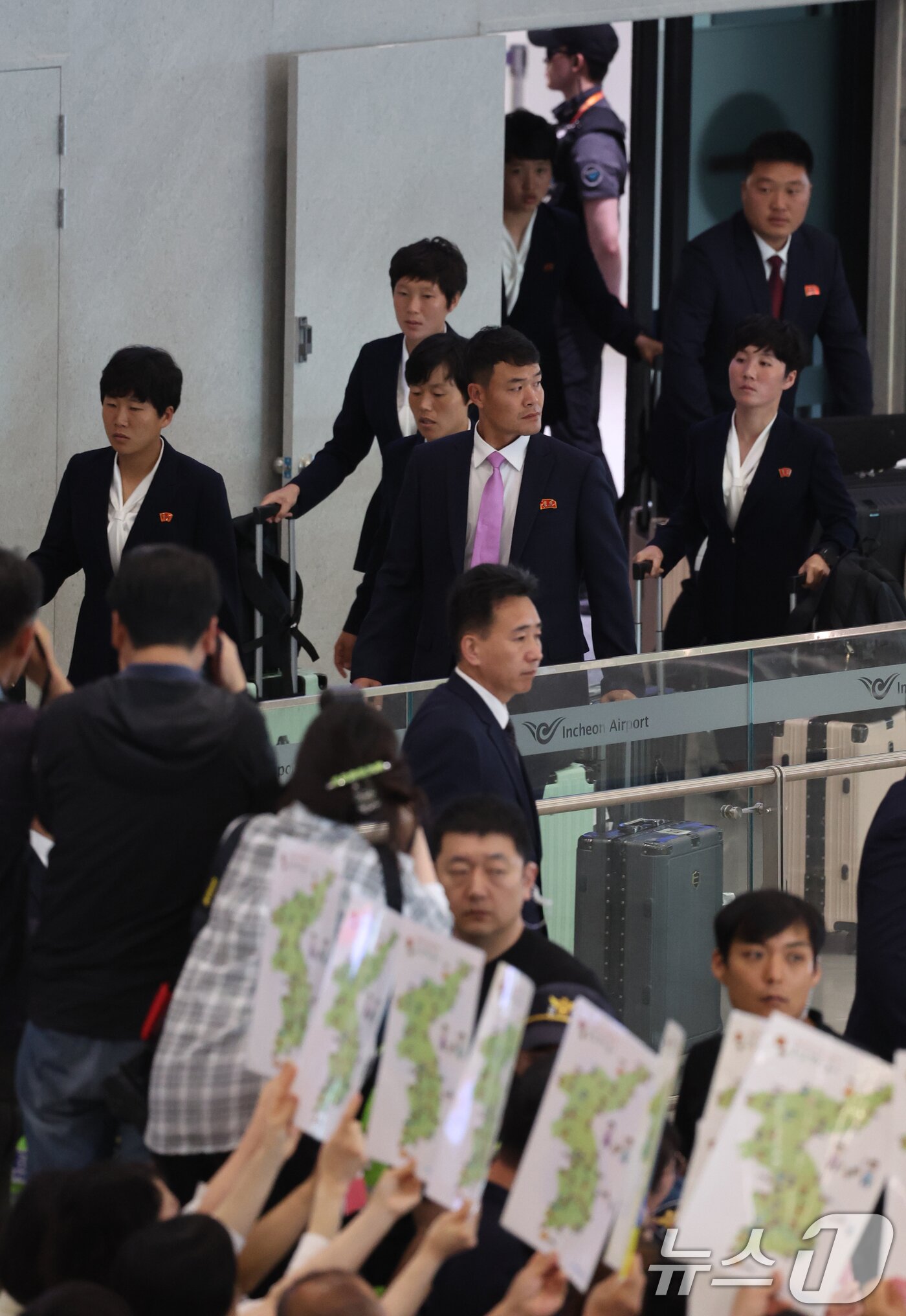본문 이미지 - 아시아축구연맹(AFC) 여자챔피언스리그 준결승전에 출전하는 북한 여자축구팀 ‘내고향여자축구단’이 17일 오후 인천국제공항 제1여객터미널로 입국하고 있다. (공동취재) 2026.5.17 ⓒ 뉴스1 임세영 기자