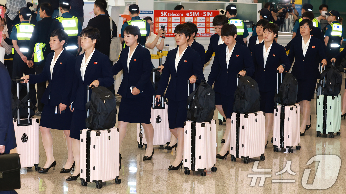 (인천공항=뉴스1) 임세영 기자 = 북한 여자축구 최강팀인 내고향여자축구단이 2025-26 아시아축구연맹(AFC) 여자 챔피언스리그(AWCL) 4강 토너먼트 출전을 위해 17일 인 …