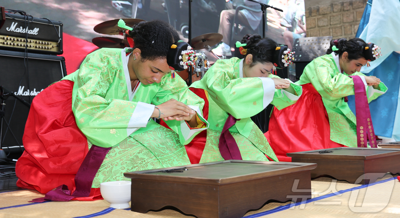 (서울=뉴스1) 이종수 인턴기자 = 17일 서울 중구 덕수궁 돌담길에서 열린 ‘2026 성년의날 기념행사’에서 참가자들이 전통 성년례 재현 행사 중 절을 하고 있다. 2026.5. …