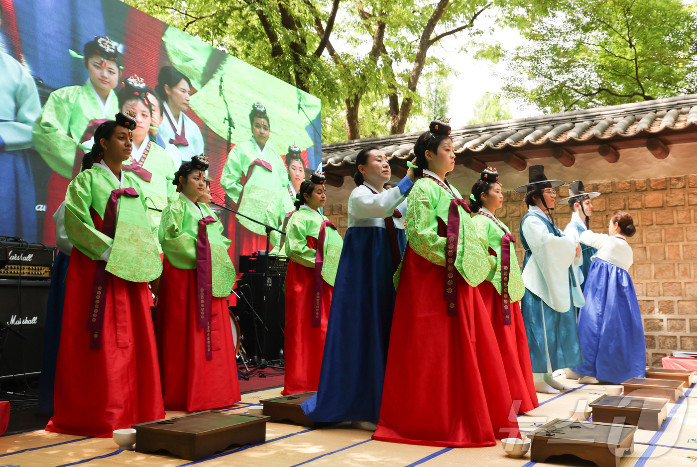 (서울=뉴스1) 이종수 인턴기자 = 17일 서울 중구 덕수궁 돌담길에서 열린 ‘2026 성년의날 기념행사’에서 참가자들이 전통 예법에 따라 성년례 의식을 진행하고 있다. 2026. …